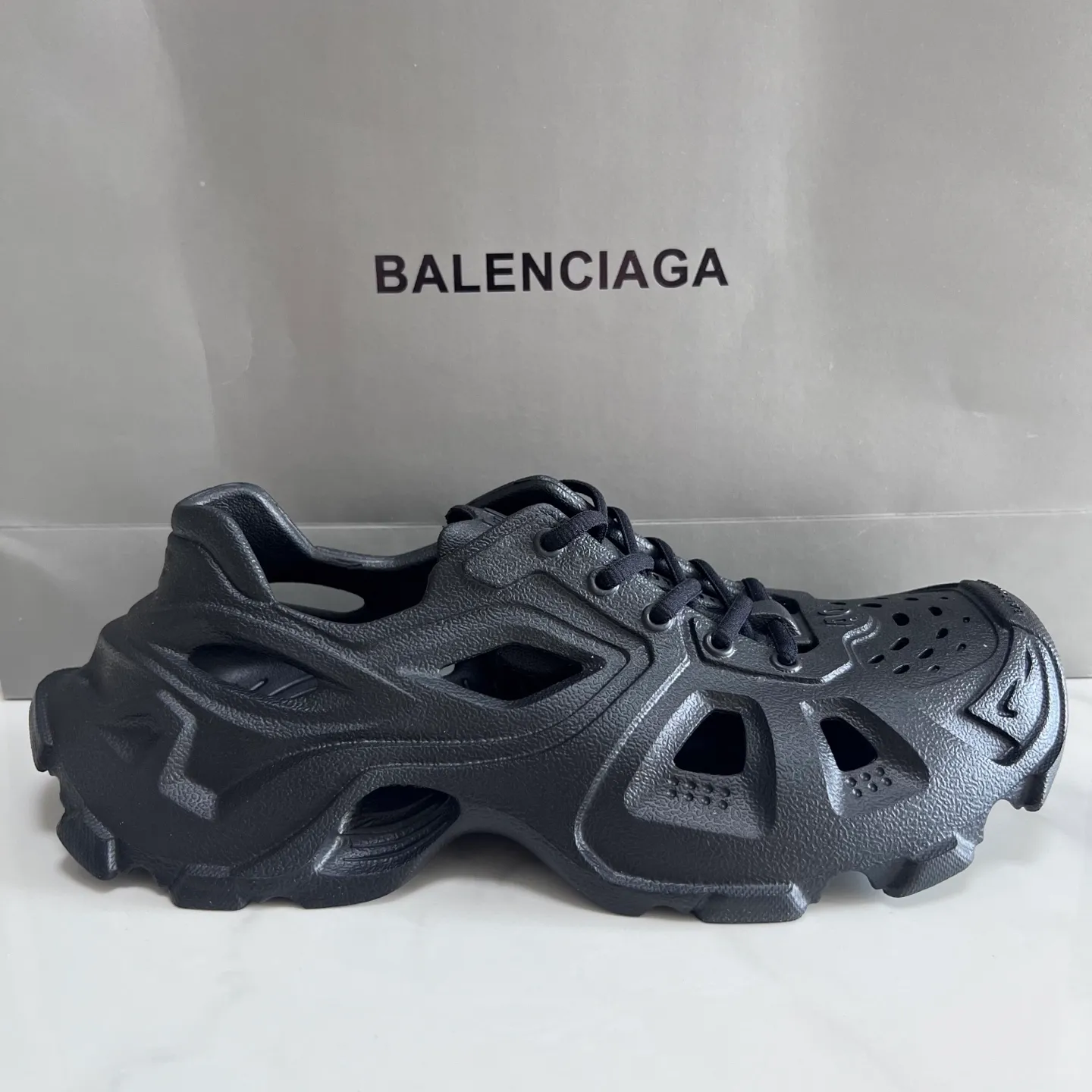 👟👟Ex-factory price 380👟👟 Balenciaga must-have beach shoes for summer. Men's and women's shoes are made of ultra-light 95% (injection molding) EVA plastic, 5% foam plastic foam cushioning material#Ultra-lightweight one-piece foam shoe mold❗New summer product, French high-end luxury brand - Balenciaga BALENCIAGA 3XL Rubber Low Top Sneakers 3XL version series summer beach wading versatile trendy lace-up casual sports hole sandals. Size: 35-46